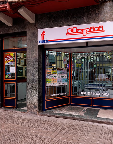 Vista de la fachada de muebles Azpiri, una tienda de muebles en Bilbao